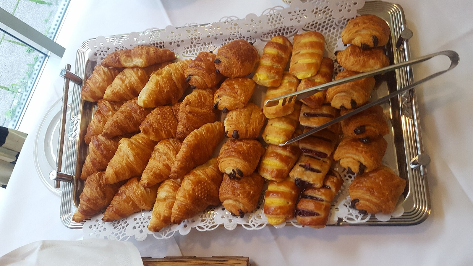 Свежая выпечка на подносе